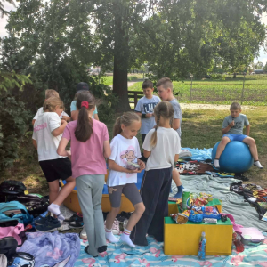 Piknikowanie, gry i zabawy na boisku szkolnym