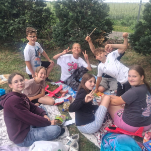 Piknikowanie, gry i zabawy na boisku szkolnym