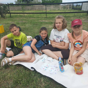 Piknikowanie, gry i zabawy na boisku szkolnym