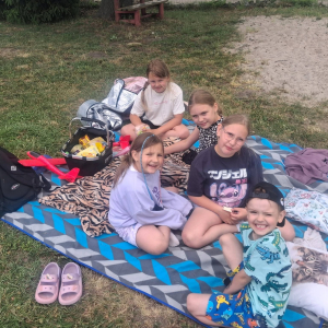 Piknikowanie, gry i zabawy na boisku szkolnym