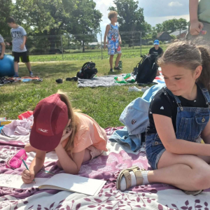 Piknikowanie, gry i zabawy na boisku szkolnym