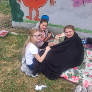 Piknikowanie, gry i zabawy na boisku szkolnym