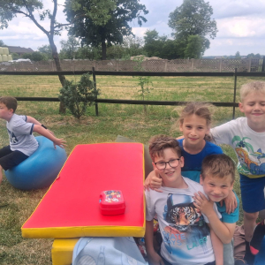 Piknikowanie, gry i zabawy na boisku szkolnym