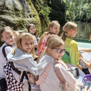 Uczniowie podczas wycieczki szkolnej 