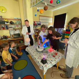 Prezentacja doświadczenia przez zaproszonych gości 