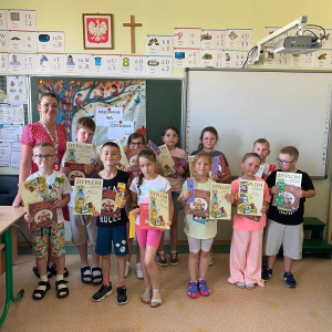 Klasa I wraz z panią z biblioteki