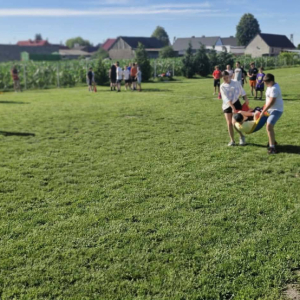 Rozgrywki drużynowe na boisku szkolnym