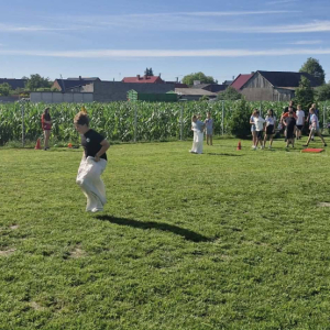Rozgrywki drużynowe na boisku szkolnym