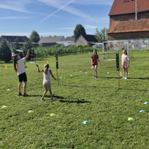 Rozgrywki drużynowe na boisku szkolnym