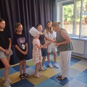 Wręczenie nagród i dyplomów przez dyrektorkę