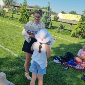 Wręczanie nagród i książek przez panią Asię