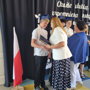 Wręczenie świadectw przez panią dyrektor