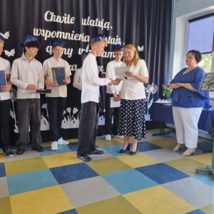 Wręczenie świadectw przez panią dyrektor