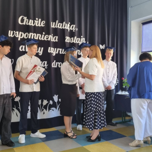 Wręczenie świadectw przez panią dyrektor