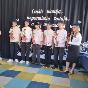 Klasa VIII z różami od klasy VII