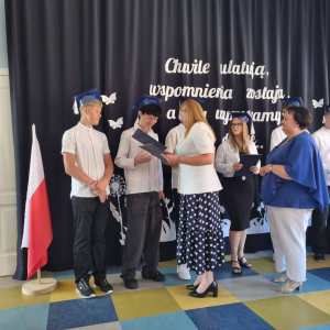 Wręczenie świadectw przez panią dyrektor