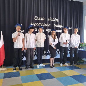 Klasa VIII śpiewa piosenkę
