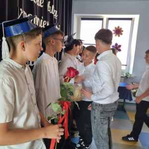 Wręczenie upominków przez klasę VII