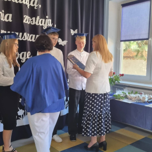 Wręczenie świadectw przez panią dyrektor