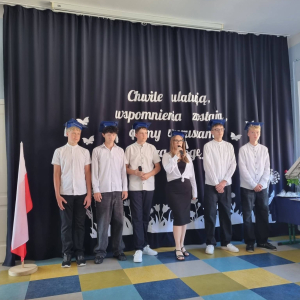 Klasa VIII śpiewa piosenkę