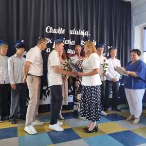 Wręczenie świadectw przez panią dyrektor