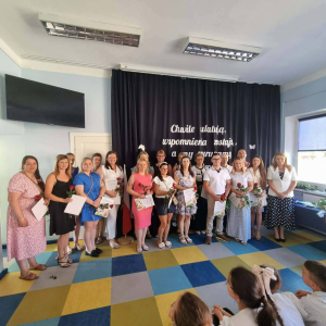Rodzice zaangażowani z życiu szkoły odbierają gratulacje od Pani Dyrektor