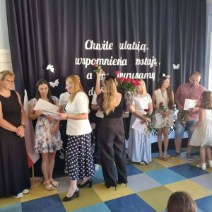 Kwiaty i gratulacje dla rodziców zaangażowanych w życiu szkoły