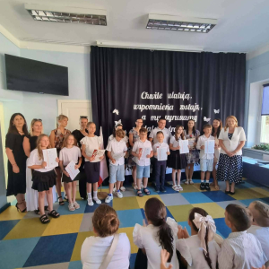 Uczniowie wyróżnieni w klasie IV wraz z wychowawcą i rodzicami