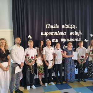 Uczniowie wyróżnieni w klasie VII wraz z rodzicami