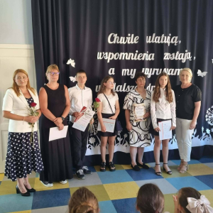 Uczniowie wyróżnieni w klasie VI wraz z rodzicami i wychowawcą