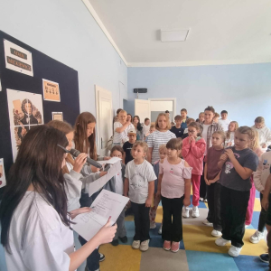 Czytanie fragmentów Dziadów na  holu szkoły