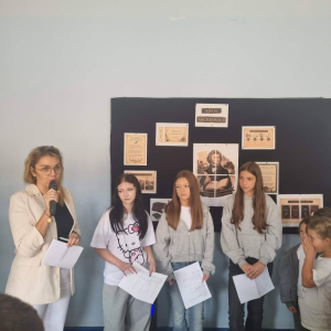 Czytanie fragmentów Dziadów na  holu szkoły