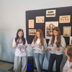 Czytanie fragmentów Dziadów na  holu szkoły