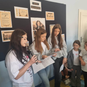 Czytanie fragmentów Dziadów na  holu szkoły