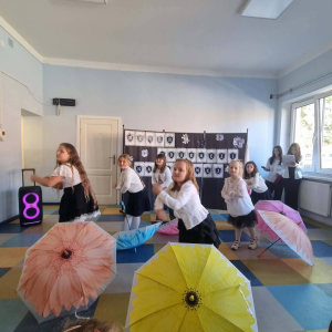 Występ artystyczny dziewczynek z klasy I 