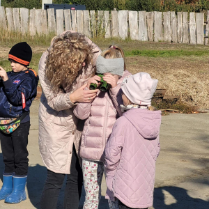 Przyglądanie się ptakom przez lornetkę