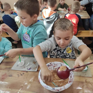 Malowanie bombek przez dzieci 